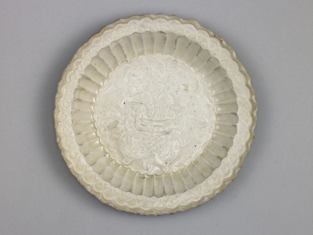 图片[2]-Dingyao white glaze printing Bogutto chrysanthemum plate-China Archive